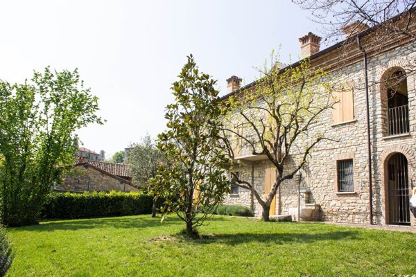 casa indipendente in vendita a Zavattarello