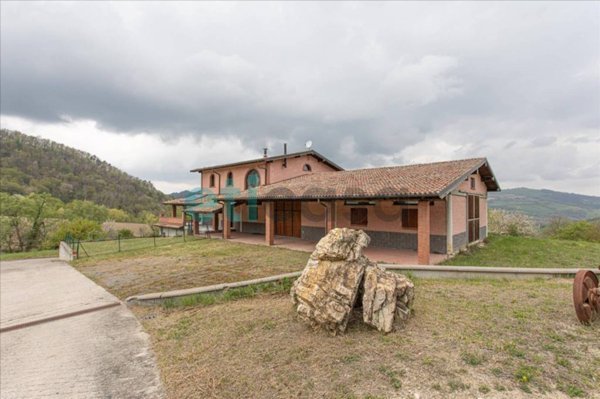 casa indipendente in vendita a Zavattarello