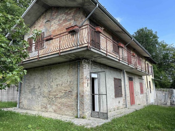 casa indipendente in vendita a Zavattarello