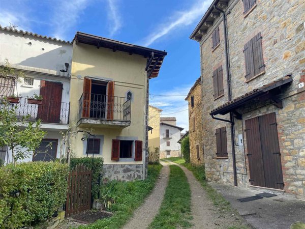casa indipendente in vendita a Zavattarello in zona Pradelle