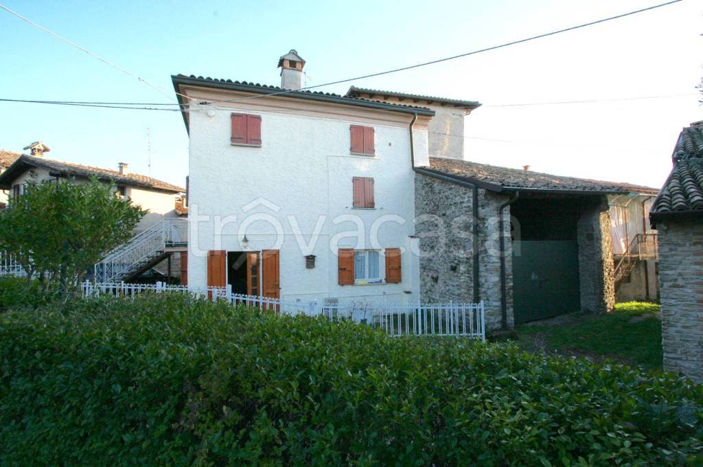casa indipendente in vendita a Zavattarello in zona Lagagnolo