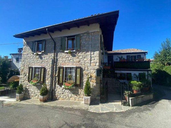 casa indipendente in vendita a Zavattarello in zona Rossone