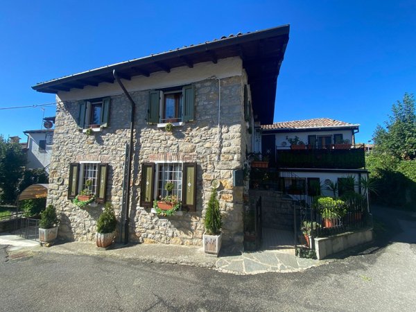 casa indipendente in vendita a Zavattarello in zona Rossone