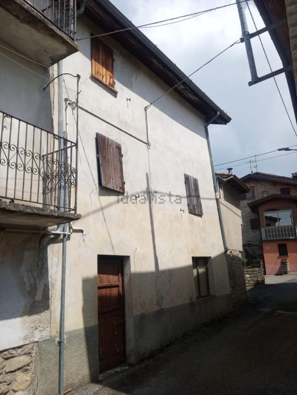 appartamento in vendita a Zavattarello in zona Crociglia