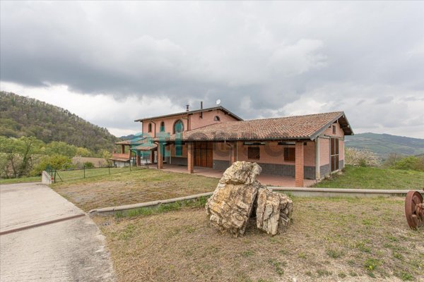 casa indipendente in vendita a Zavattarello in zona Crociglia