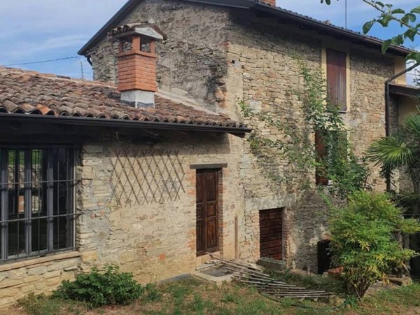 casa indipendente in vendita a Zavattarello in zona Casa Marchese