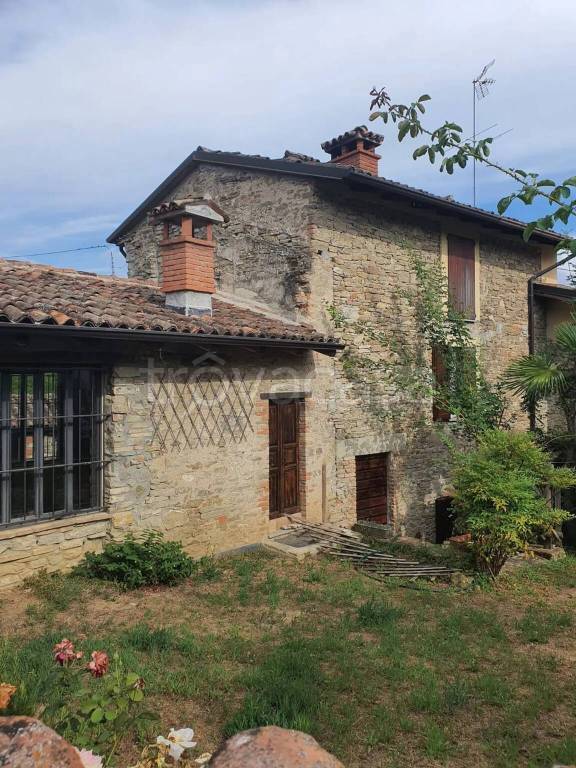 casa indipendente in vendita a Zavattarello in zona Casa Marchese