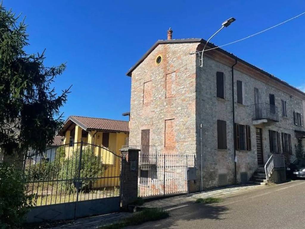 casa indipendente in vendita a Zavattarello in zona Crociglia