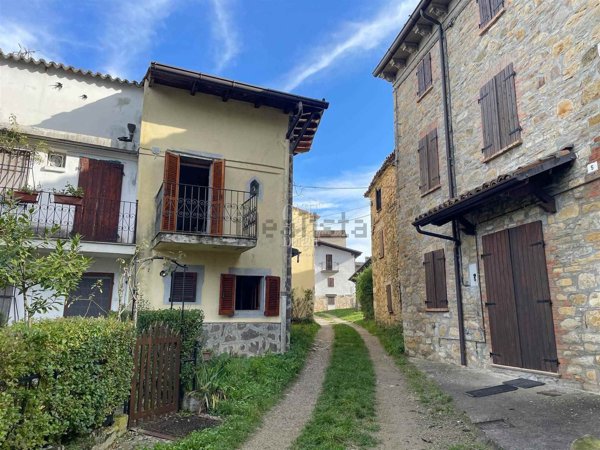 casa indipendente in vendita a Zavattarello in zona Pradelle