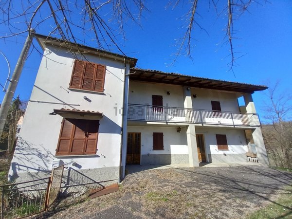 casa indipendente in vendita a Zavattarello