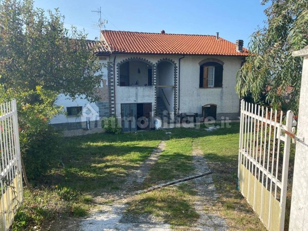 casa indipendente in vendita a Zavattarello