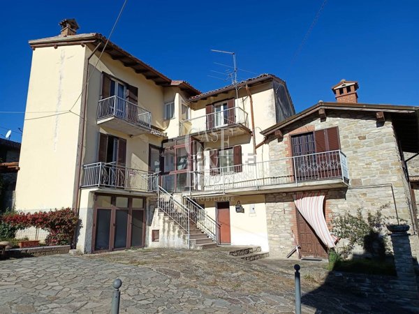 casa indipendente in vendita a Zavattarello in zona Perducco