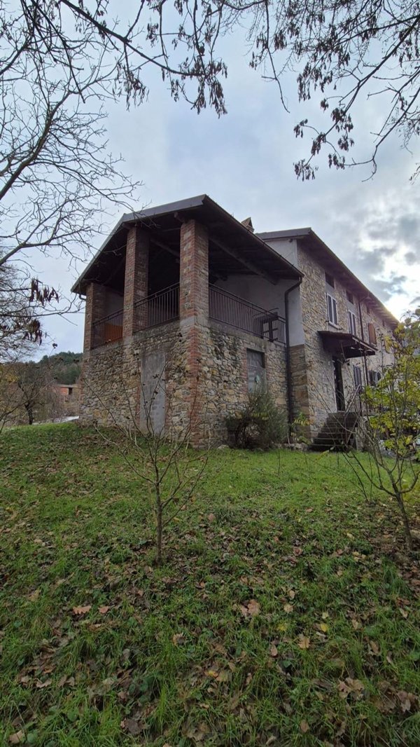 casa indipendente in vendita a Zavattarello