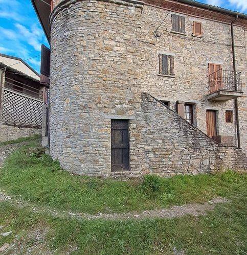 casa indipendente in vendita a Zavattarello in zona Crociglia