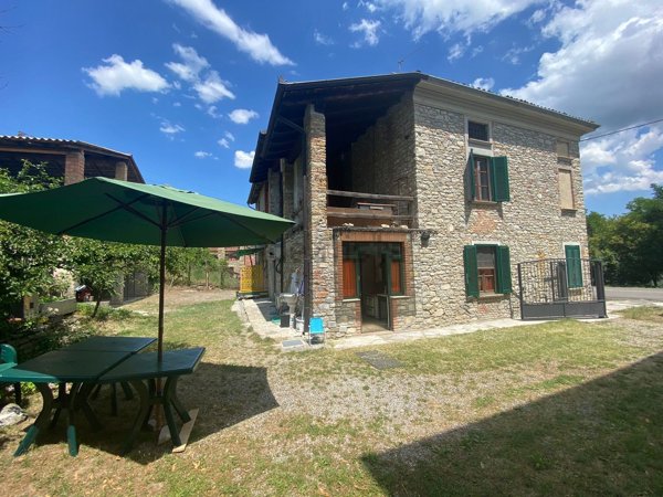 casa indipendente in vendita a Zavattarello in zona Crociglia