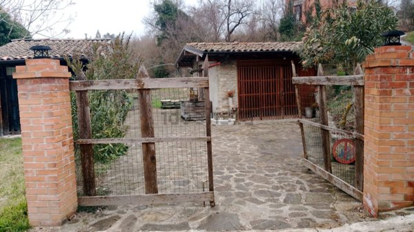 casa indipendente in vendita a Zavattarello in zona Lagagnolo
