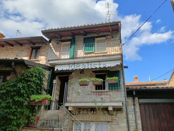 casa indipendente in vendita a Zavattarello in zona Crociglia