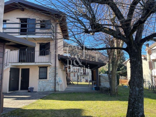 casa indipendente in vendita a Zavattarello in zona Pradelle