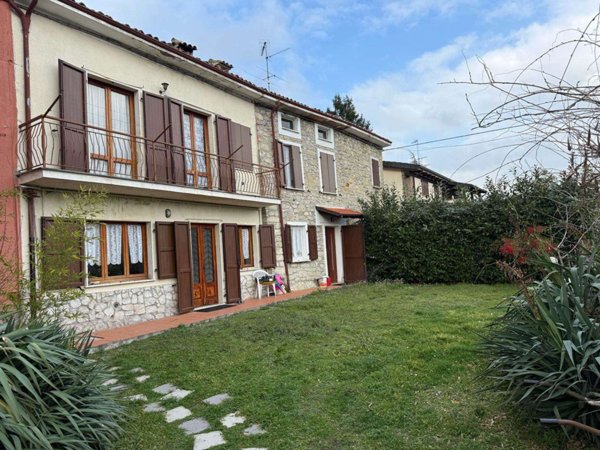 casa indipendente in vendita a Zavattarello in zona Rossone