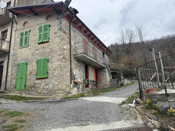 casa indipendente in vendita a Zavattarello