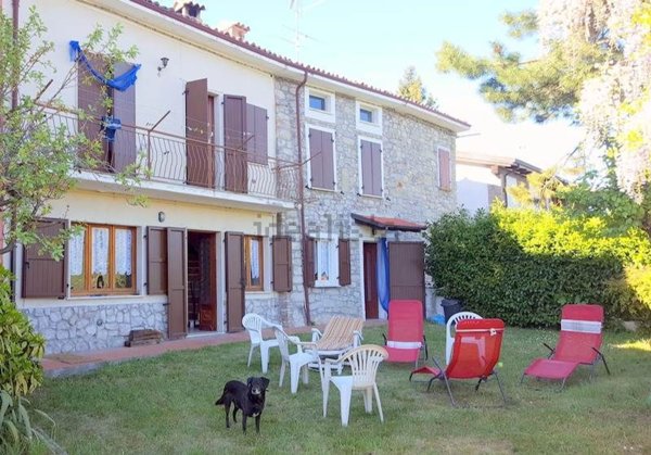 casa indipendente in vendita a Zavattarello in zona Rossone