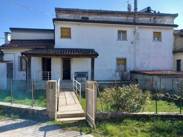 casa indipendente in vendita a Zavattarello