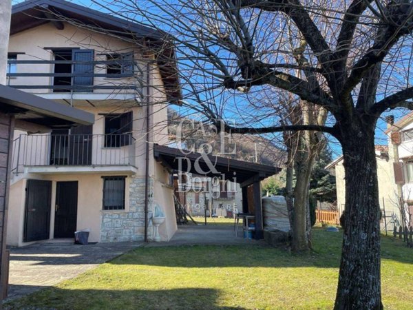 casa indipendente in vendita a Zavattarello in zona Pradelle