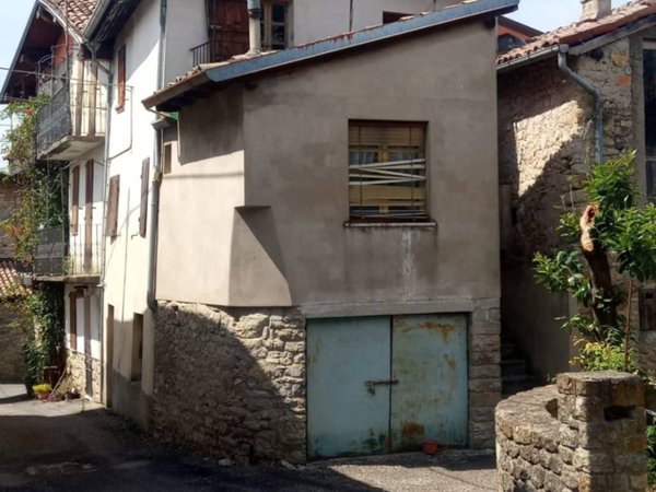 casa indipendente in vendita a Zavattarello in zona Crociglia