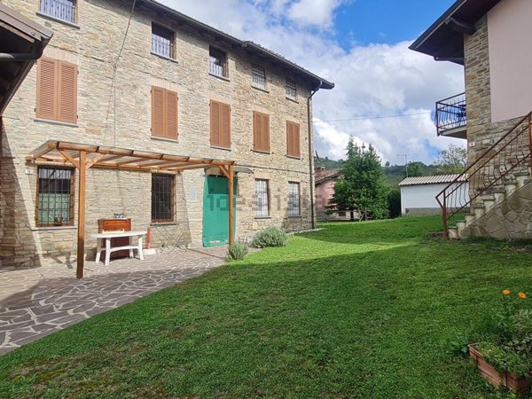casa indipendente in vendita a Zavattarello