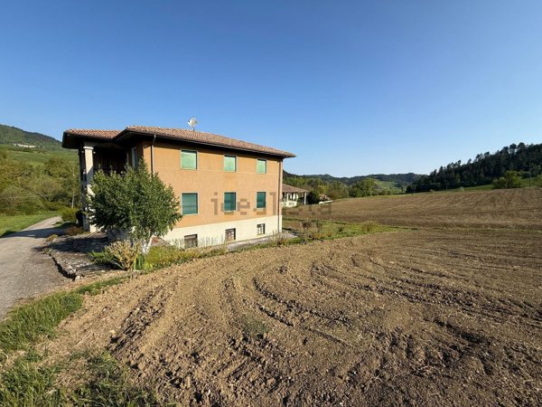 casa indipendente in vendita a Zavattarello