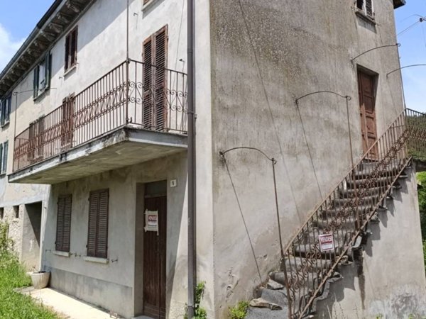 casa indipendente in vendita a Zavattarello