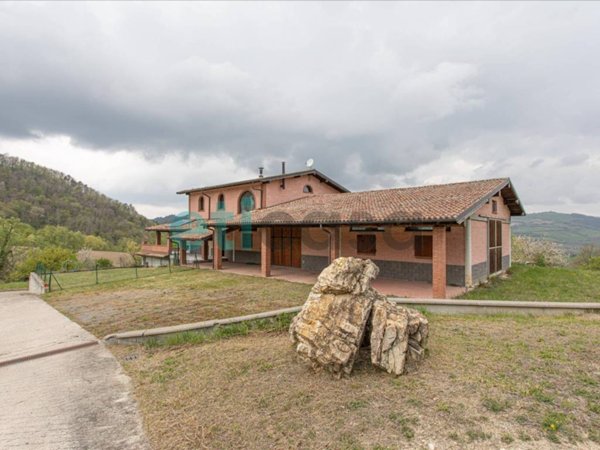 casa indipendente in vendita a Zavattarello in zona Le Moline