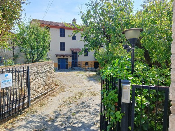 casa indipendente in vendita a Zavattarello in zona Rossone