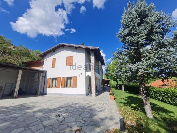 casa indipendente in vendita a Zavattarello in zona Rossone