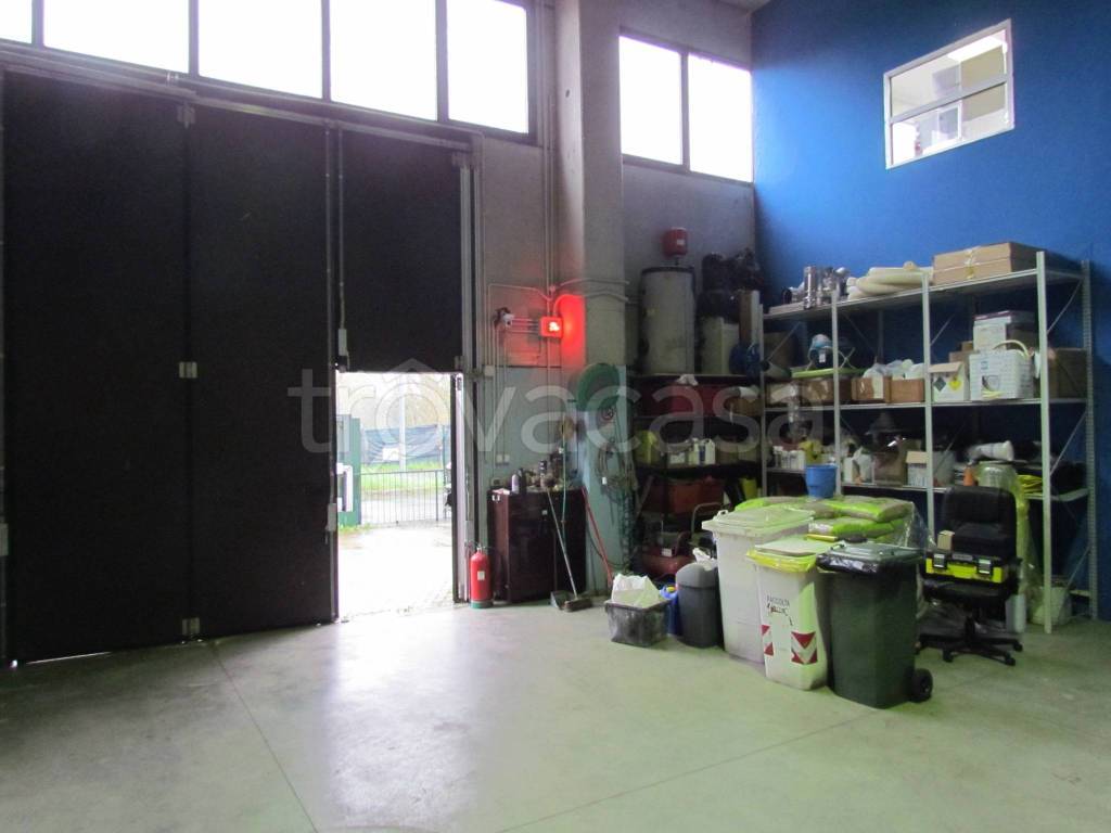 locale commerciale in vendita a Zeccone