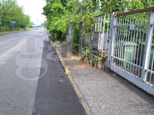 locale commerciale in vendita a Zeccone