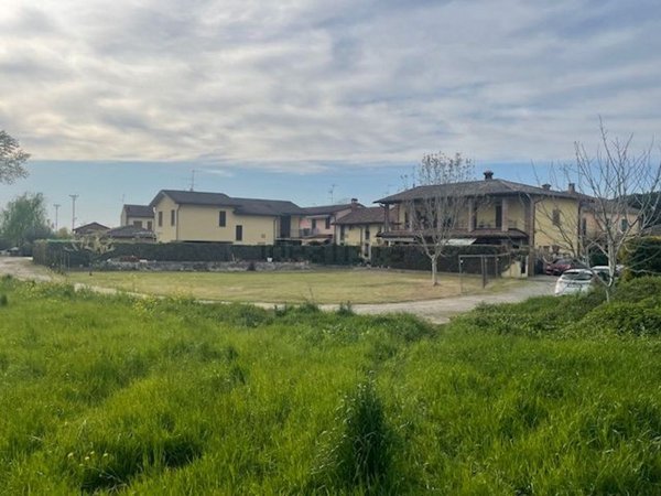 terreno edificabile in vendita a Zeccone