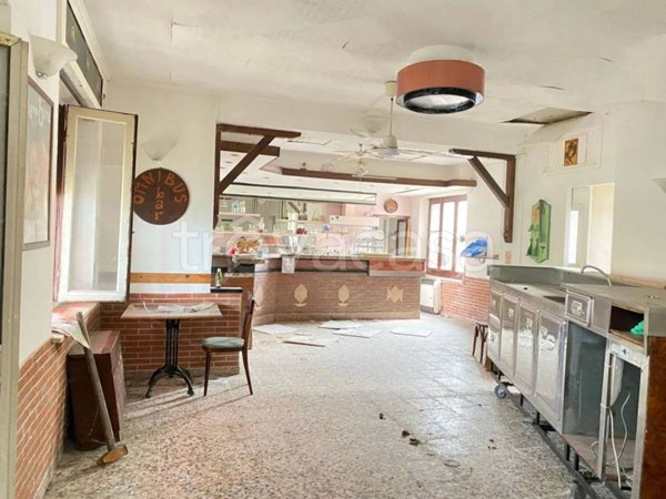 locale commerciale in vendita a Zeme