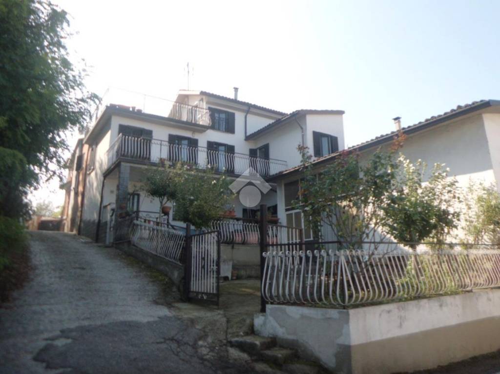 casa indipendente in vendita a Zenevredo