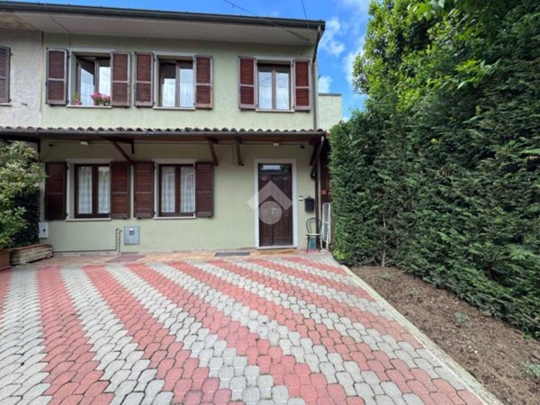 casa indipendente in vendita a Zenevredo