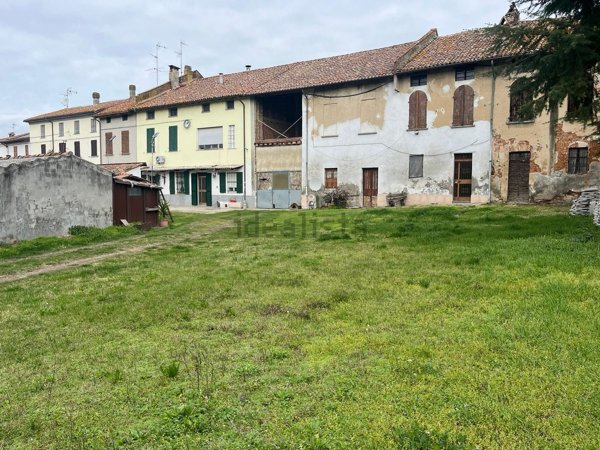 casa indipendente in vendita a Zenevredo in zona Fontanelle