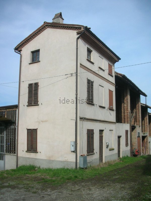 esavano in vendita a Zenevredo