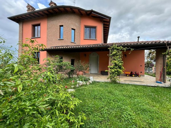 casa indipendente in vendita a Zenevredo