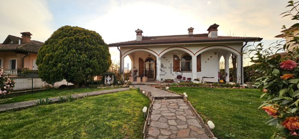 casa indipendente in vendita a Zenevredo