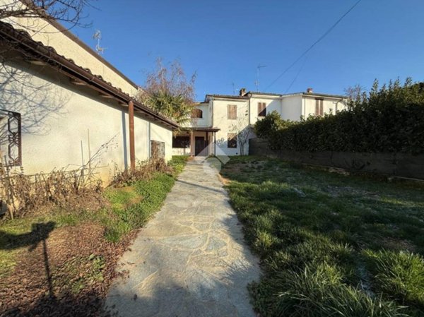casa indipendente in vendita a Zenevredo in zona Fontanelle