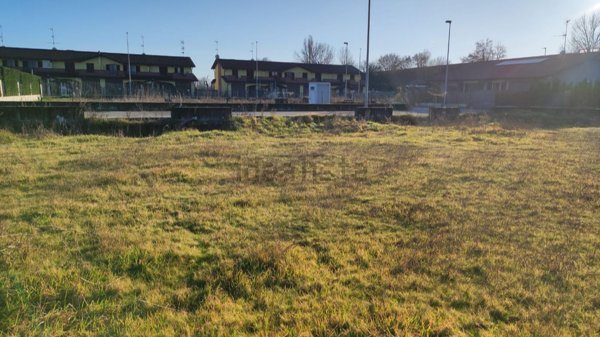 terreno edificabile in vendita a Zerbolò