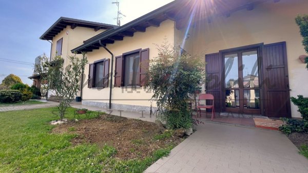 casa indipendente in vendita a Zerbolò in zona Parasacco
