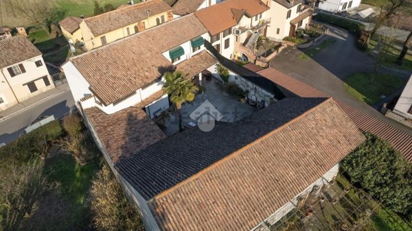 pentavano in vendita a Zerbolò in zona Parasacco