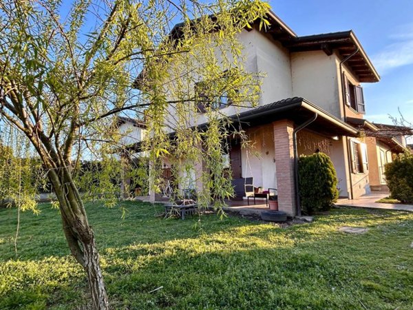 casa indipendente in vendita a Zerbolò in zona Parasacco