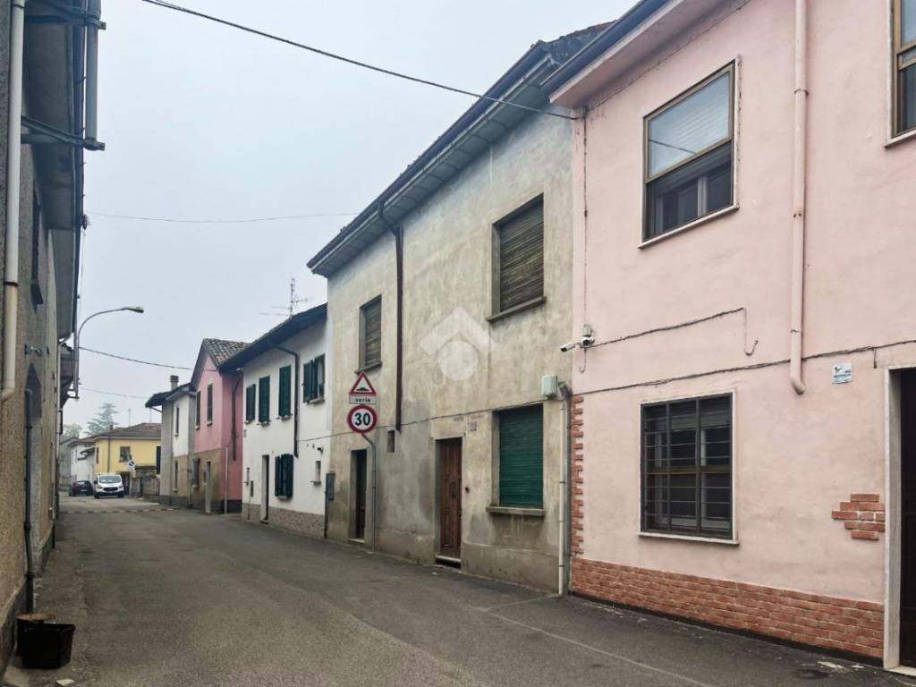casa indipendente in vendita a Zinasco in zona Sairano